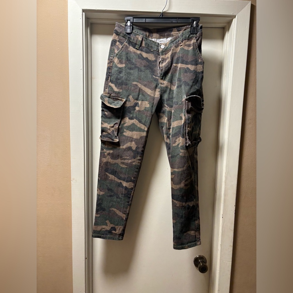 SHEIN Green Camouflage Cropped Jeans